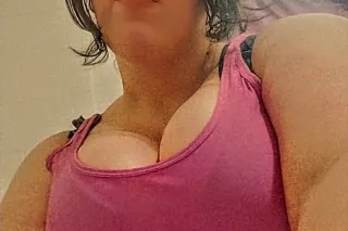 TRAVELING MILF/CONTENT CREATOR photo 11