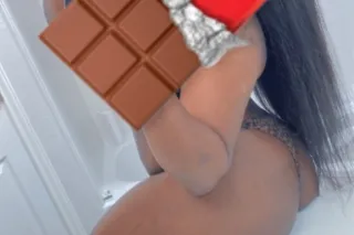 Thick FunSize😏Chocolate 🍫 Petite BOMBSHELL 🤏🏾🔥 and AVAILABLE🚨DONT MISS YOUR CHANCE 😏
