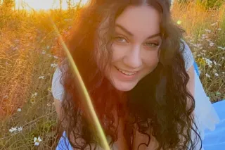 Busty blue eyes bombshell 😍 See me before I take off again photo 5