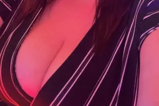 Natural Busty Bombshell photo 5