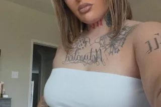 😝💦Freaky with a Fat Azz 🍑Pretty Feet 👣 Pink Shaved Pussy 🌷& Thick thighs😍😝