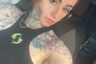 two girls one nut come play with us we are bored😻