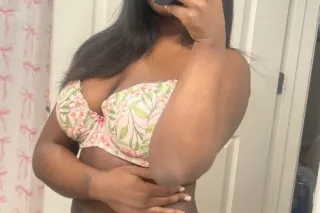 QV SPECIAL !! Come have some fun with a sexy, thick chocolate. 🤎😉
